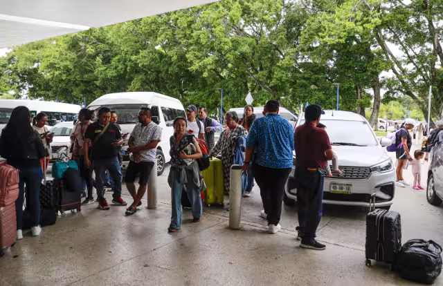 Las camionetas de transporte turístico bloquean los pasos peatonales.