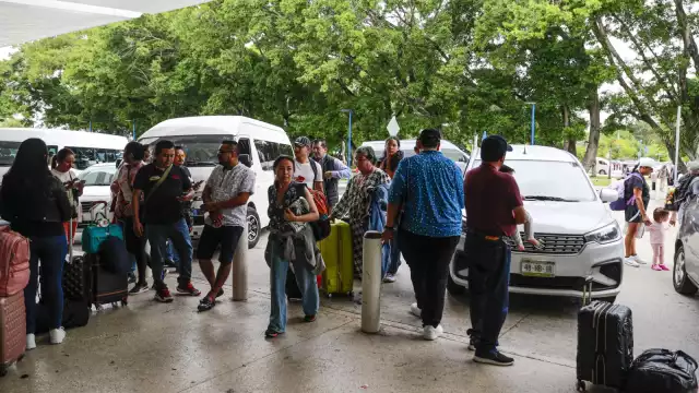 Las camionetas de transporte turístico bloquean los pasos peatonales.