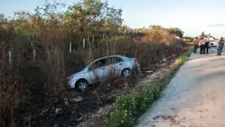 Tras estallarle un neumático, el automóvil se salió de la cinta asfáltica cuando transitaba sobre el tramo carretero Tecoh-Telchaquillo.