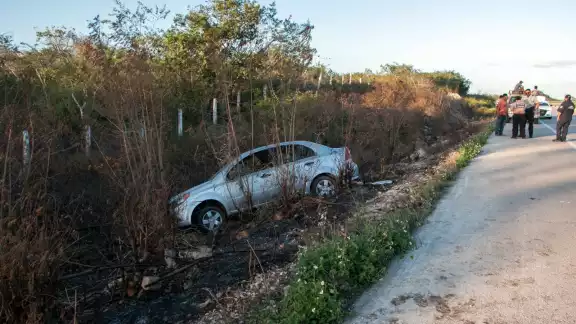 Tras estallarle un neumático, el automóvil se salió de la cinta asfáltica cuando transitaba sobre el tramo carretero Tecoh-Telchaquillo. Tras estallarle un neumático, el automóvil se salió de la cinta asfáltica cuando transitaba sobre el tramo carretero Tecoh-Telchaquillo.