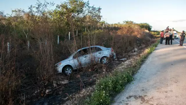 Tras estallarle un neumático, el automóvil se salió de la cinta asfáltica cuando transitaba sobre el tramo carretero Tecoh-Telchaquillo.