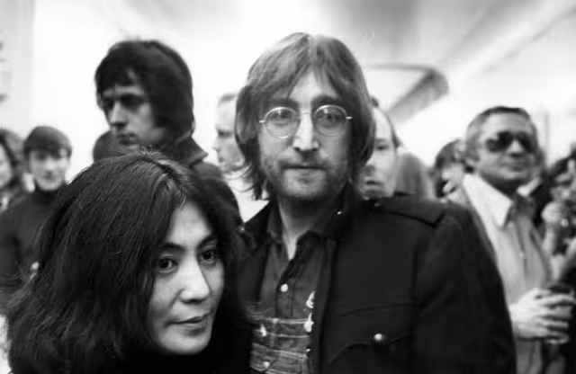 Dichas gafas fueron un elemento que lo caracterizaron a lo largo de su vida hasta su asesinato. Foto: Especial