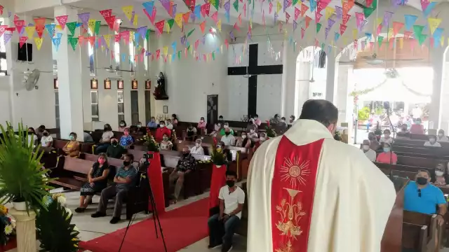 El párroco de la iglesia de la colonia López Mateos de Chetumal, invitó a los feligreses a recibir la primera bendición del 2022