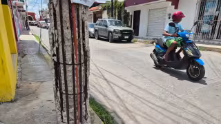 Vecinos de Sabancuy alertan riesgo de colapso de 20 postes de la CFE
