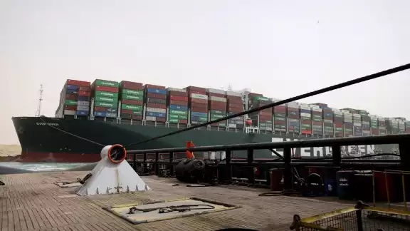 Se esperaba que la luna llena y la marea alta ayudaran a desencallar el barco del Canal de Suez, donde 300 barcos siguen atrapados Se esperaba que la luna llena y la marea alta ayudaran a desencallar el barco del Canal de Suez, donde 300 barcos siguen atrapados