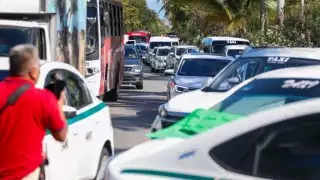 Taxista explica a extranjeros como pedir UBER en Cancún: VIDEO
