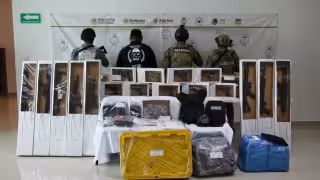 Cae “El Viejón”, presunto líder de banda Gota a Gota en Cancún; detienen a otros ocho y aseguran 24 armas