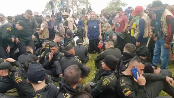 Secuestro de 57 policías en Colombia: VIDEO