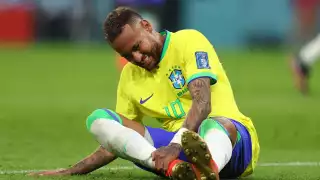 Neymar sufrió una lesión en el pie en el partido contra Serbia este jueves
