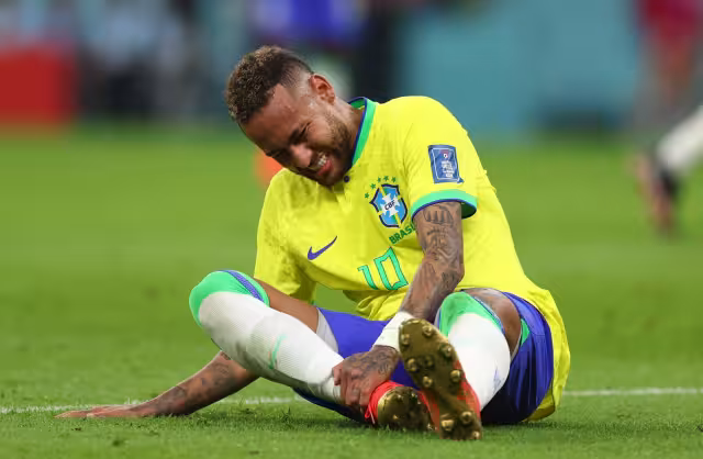 Neymar sufrió una lesión en el pie en el partido contra Serbia este jueves