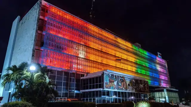 El Placio de Gobierno se iluminaron con el arcoíris