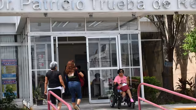 El creciente número de casos de dengue confirmados disminuye el número de camas disponibles: Ssa