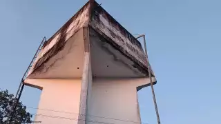 Denuncian falta de mantenimiento y filtraciones en tanque elevado de San Juan Bautista Sahcabchén