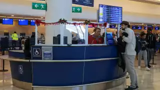 Personal batalla día a día con turistas al no tener informes sobre destinos y precios del Tren Maya