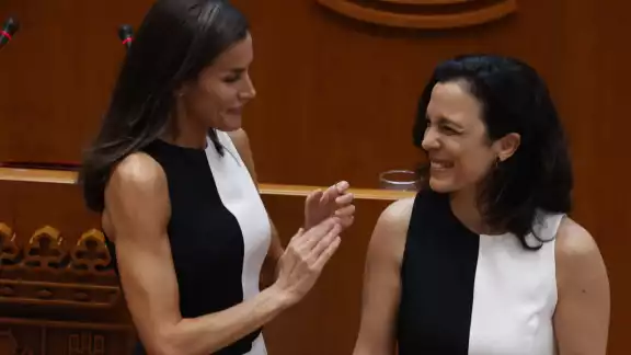 La reina Letizia vive un curioso momento al encontrarse a una persona...¡con su mismo vestido!