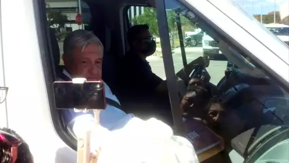 AMLO arribó al Centro de Convenciones Siglo XXI para encabezar un evento del programa IMSS Bienestar AMLO arribó al Centro de Convenciones Siglo XXI para encabezar un evento del programa IMSS Bienestar