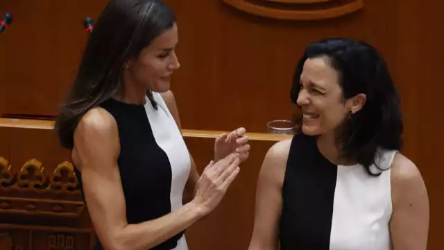 La reina Letizia vive un curioso momento al encontrarse a una persona...¡con su mismo vestido!