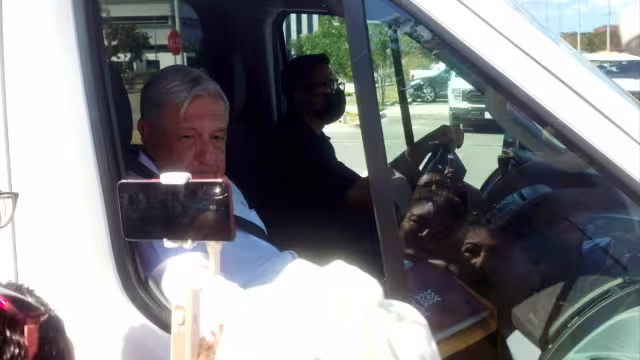 AMLO arribó al Centro de Convenciones Siglo XXI para encabezar un evento del programa IMSS Bienestar