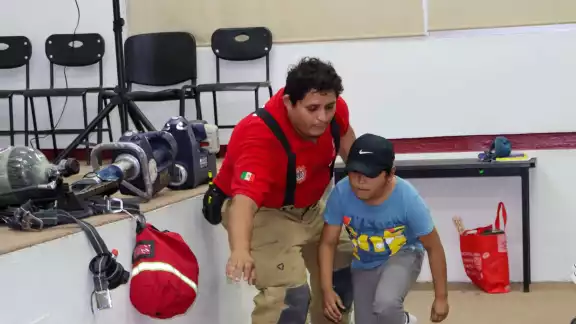 Pequeños acuden a la estación de Bomberos
