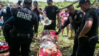 La mujer fue encontrada tirada entre la maleza y fue trasladada a un hospital para su atención