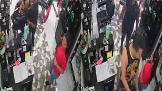 El momento fue captado en las cámaras de seguridad del lugar