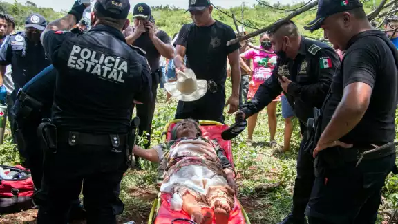 La mujer fue encontrada tirada entre la maleza y fue trasladada a un hospital para su atención La mujer fue encontrada tirada entre la maleza y fue trasladada a un hospital para su atención