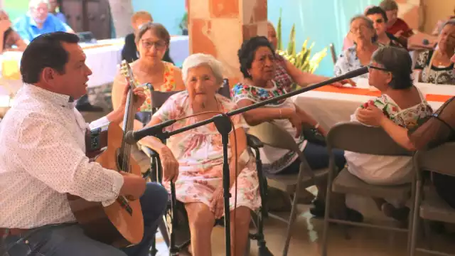 En su visita Joaquín Díaz interpretó tres canciones