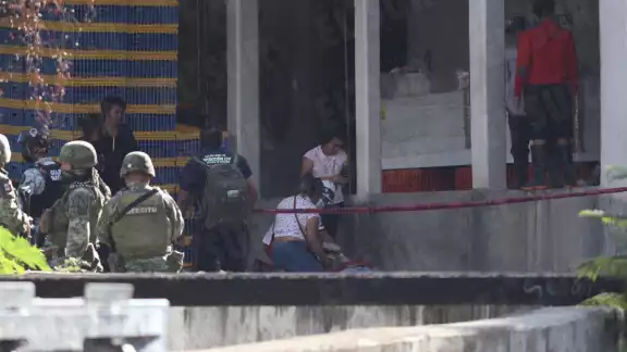 Elementos del Ejército Mexicano y Policías Municipales resguardan la zona donde personas fueron asesinadas por grupos armados en la localidad de Petaquillas, municipio de Chilpancingo en Guerrero Elementos del Ejército Mexicano y Policías Municipales resguardan la zona donde personas fueron asesinadas por grupos armados en la localidad de Petaquillas, municipio de Chilpancingo en Guerrero