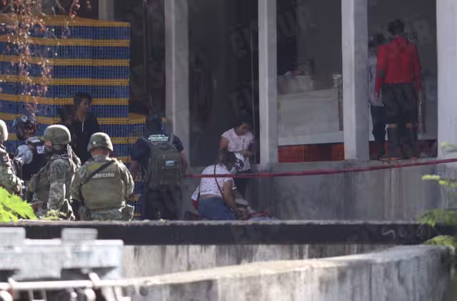 Elementos del Ejército Mexicano y Policías Municipales resguardan la zona donde personas fueron asesinadas por grupos armados en la localidad de Petaquillas, municipio de Chilpancingo en Guerrero