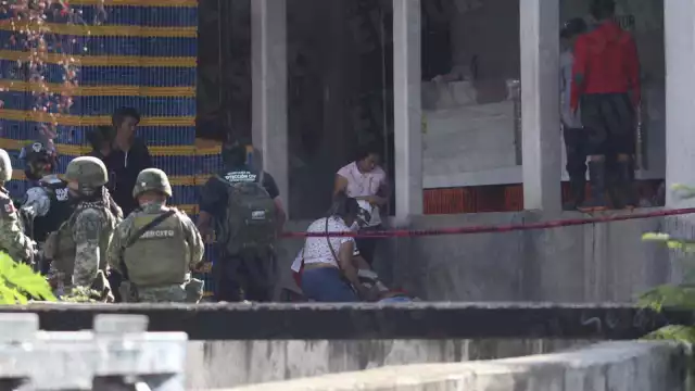 Elementos del Ejército Mexicano y Policías Municipales resguardan la zona donde personas fueron asesinadas por grupos armados en la localidad de Petaquillas, municipio de Chilpancingo en Guerrero