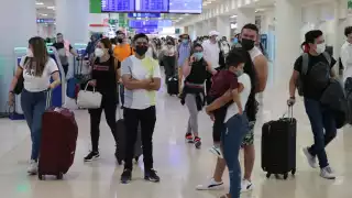 Familias completas llegaron a Cancún para disfrutar del sol, mar y arena, por lo que esperan que haya días soleados y no se registren lluvias