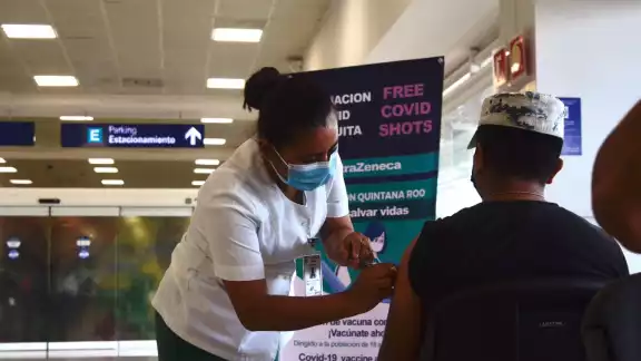Personal del IMSS es el responsable de la aplicación de las vacunas anticovid en el aeropuerto de Cancún