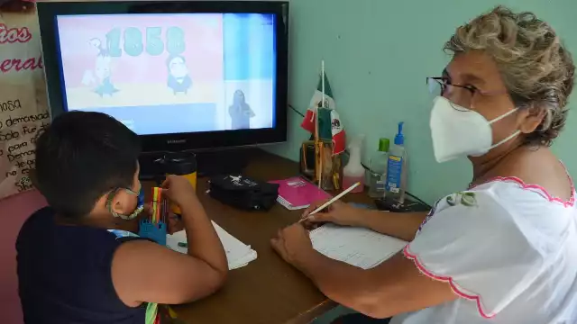 Padres e hijos perdieron interés en seguir las clases por televisión, descuidaron las tareas porque no tenían los medios para enviar y recibir mensajes por teléfono celular