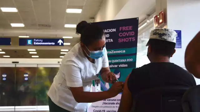 Personal del IMSS es el responsable de la aplicación de las vacunas anticovid en el aeropuerto de Cancún