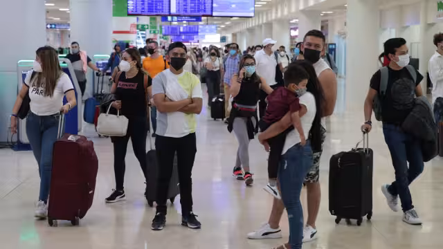 Familias completas llegaron a Cancún para disfrutar del sol, mar y arena, por lo que esperan que haya días soleados y no se registren lluvias