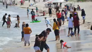La gente llegó desde temprano, y casi enseguida se dirigió a la playa
