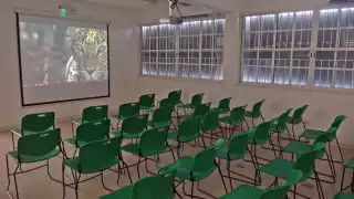 Las sillas se encontraban afuera del salón, por lo que los hombres aprovecharon para llevárselas