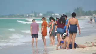 Los paseantes aprovecharon pasar una jornada agradable en el mar, no obstante que se registraron rachas de aire fresco durante la mayor parte del tiempo