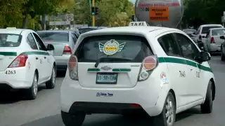 El conductor del auto iba por unos amigos a un hotel cuando fue atacado por los taxistas