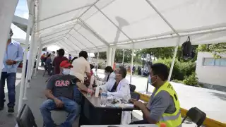 Inicia jornada de vacunación de 30 a 30 años en Ciudad del Carmen