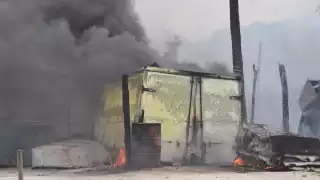 Los ciudadanos se vieron alertados por las densas columnas de humo negro y alertaron a las autoridades