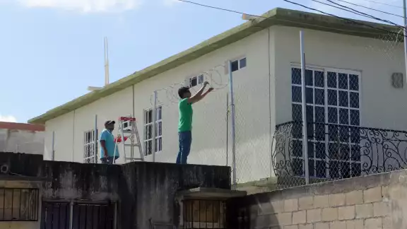 Los habitantes aseguran sus casas para evitar delitos en Cancún Los habitantes aseguran sus casas para evitar delitos en Cancún