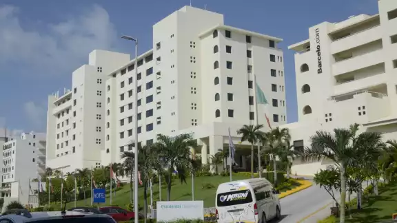 El hombre permaneció tirado en el piso, mientras llegaban los paramédicos El hombre permaneció tirado en el piso, mientras llegaban los paramédicos