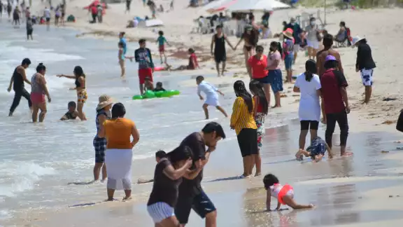 La gente llegó desde temprano, y casi enseguida se dirigió a la playa