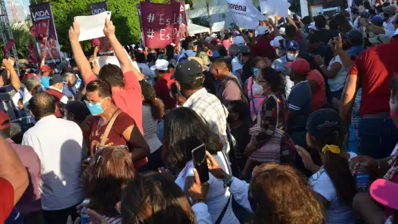 El especialista Froilán Palestino señaló que los candidatos ponen en riesgo a la ciudadanía al violar las medidas sanitarias en los eventos políticos El especialista Froilán Palestino señaló que los candidatos ponen en riesgo a la ciudadanía al violar las medidas sanitarias en los eventos políticos