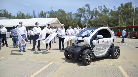 El gobierno de Aysa González entregó cuatro patrullas a la capital por un monto de un millón 845 mil 467 pesos, pero en Ciudad del Carmen aumentó a  cinco millones 962 mil 751 pesos por dos más