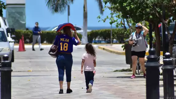 La principal prevención contra la Ola de Calor es la ingesta continua de líquido La principal prevención contra la Ola de Calor es la ingesta continua de líquido