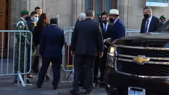 Llega comitiva de Estados Unidos a Palacio Nacional para reunión con AMLO