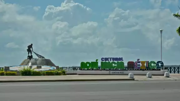 En el aniversario número 47 de la fundación de Quintana Roo como Estado Libre y Soberano, te ofrecemos la semblanza gráfica de una trayectoria de claroscuros.