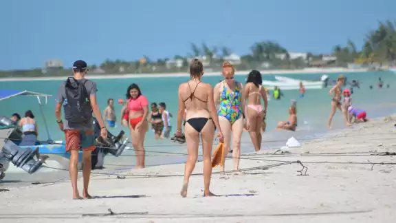 Los turistas aprovecharon el buen tiempo para refrescarse en la costas del puerto